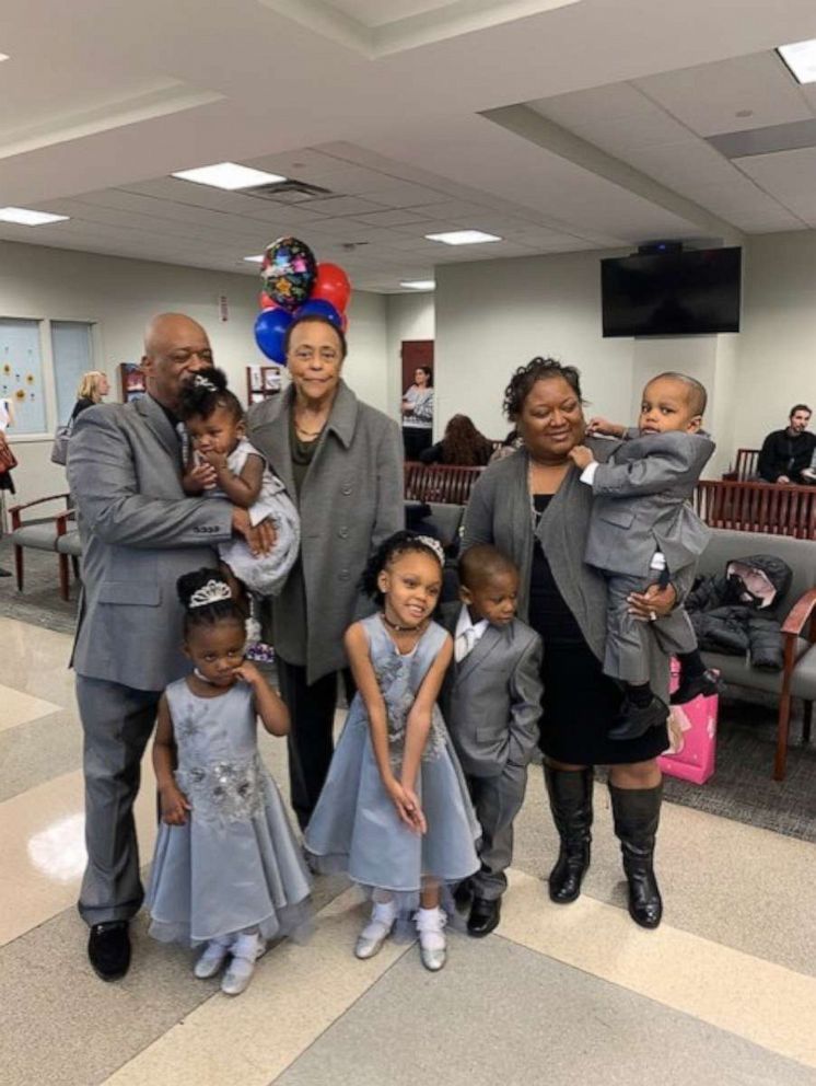 Single dad who fostered 30 kids adopts 5 siblings under 5 years old - Good  Morning America